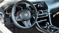 Sedangkan untuk kabin, Manhart juga memberikan penawaran personalisasi dengan aksen karbon yang diterapkan pada roda kemudi dan pedal shifternya. Foto: carbuzz