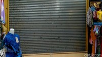 Beberapa kios di pasar itu pun tampak tutup karena sepinya pemasukan.
