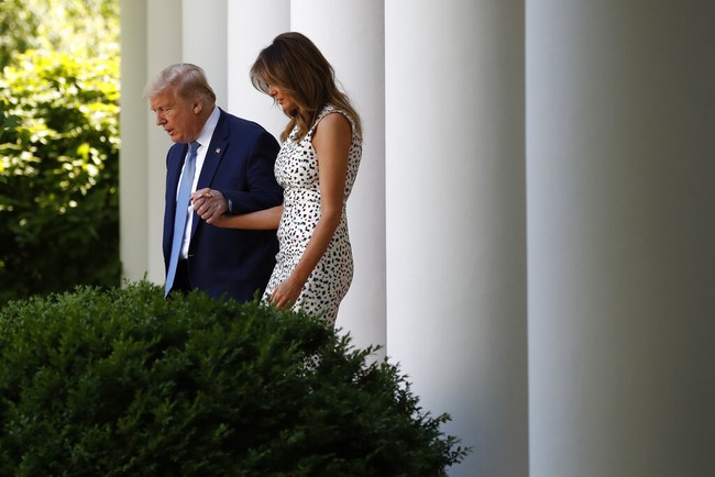 Melania Trump mendampingi suaminya, Presiden Donald Trump, untuk menghadiri sebuah seremoni penghormatan di area Rose Garden, Gedung Putih di Washington D.C., baru-baru ini. Beberapa tamu undangan dari berbagai lapisan undangan turut datang. (Foto: AP/Alex Brandon)