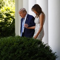 Melania Trump mendampingi suaminya, Presiden Donald Trump, untuk menghadiri sebuah seremoni penghormatan di area Rose Garden, Gedung Putih di Washington D.C., baru-baru ini. Beberapa tamu undangan dari berbagai lapisan undangan turut datang. (Foto: AP/Alex Brandon)