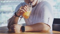 Begini pose keren Gustaf saat meminum jus yang membuat Indira jadi jatuh hati sejak dulu. Foto: Instagram @gustafode