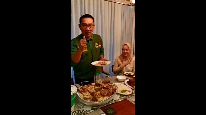 Momen Ridwan Kamil dan istri santap nasi kebuli kirim Gubernur Jatim Khofifah