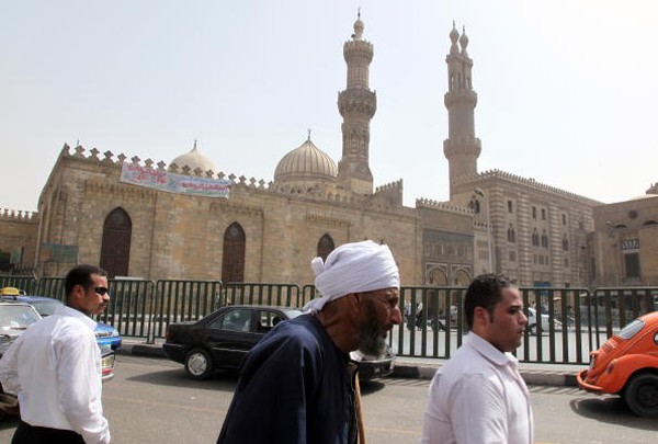 Jami’ al-Qahira mempunyai satu menara dan luasnya mencapai setengah Masjid Al-Azhar pada masa sekarang. Seiring berjalannya waktu kompleks masjid itu berganti nama menjadi Al-Azhar, berasal dari julukan Fatimah al-Zahra, putri nabi dan istri Ali ibn Abu thalib. Sejak saat itu, Jami’ al-Qahira lebih dikenal dengan nama Al-Azhar dan menjadi salah satu dari masjid-masjid paling dikenal di dunia. Victoria Hazou/AFP via Getty Images.. Jami’ al-Qahira mempunyai satu menara dan luasnya mencapai setengah Masjid Al-Azhar pada masa sekarang. Seiring berjalannya waktu kompleks masjid itu berganti nama menjadi Al-Azhar, berasal dari julukan Fatimah al-Zahra, putri nabi dan istri Ali ibn Abu thalib. Sejak saat itu, Jami’ al-Qahira lebih dikenal dengan nama Al-Azhar dan menjadi salah satu dari masjid-masjid paling dikenal di dunia. Victoria Hazou/AFP via Getty Images..