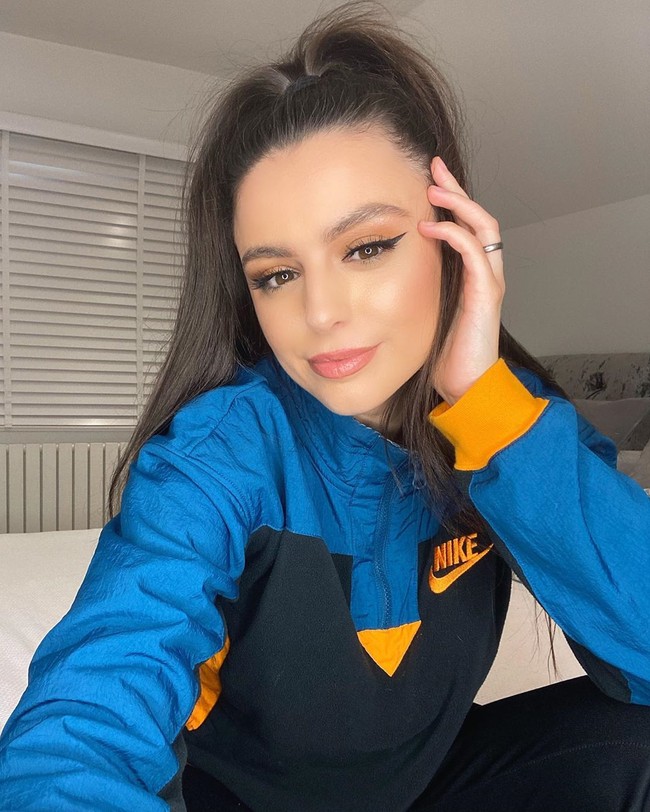 Cher mengaku bahwa sebagai ibu dia belajar untuk tidak lagi terobsesi dengan citra diri. Itu bukan prioritasku lagi. Aku tidak punya waktu untuk itu, akunya.  Foto: Instagram