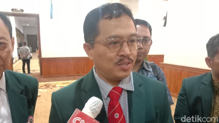 Pro kontra rencana salat Idul Fitri di Masjid Al Akbar Surabaya mendapat respons dari Ikatan Dokter Indonesia (IDI) Jatim. IDI berharap tidak ada kegiatan yang berpotensi menciptakan kerumunan, termasuk salat Id.
