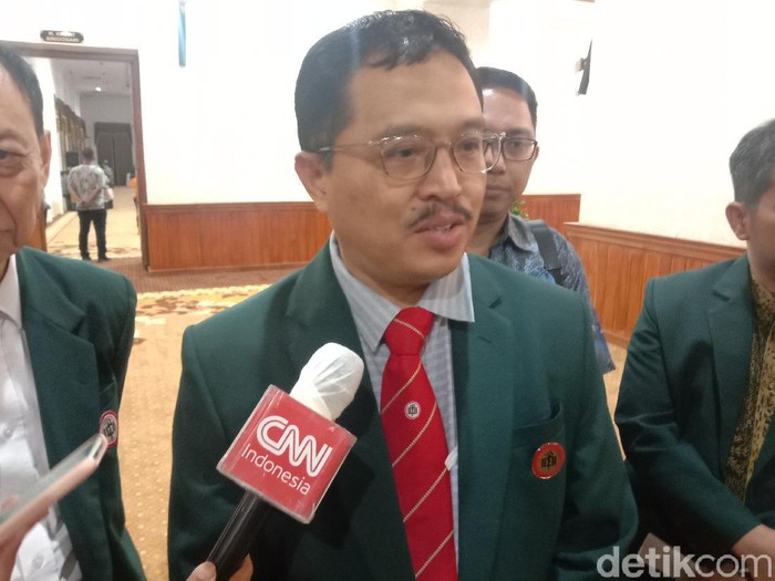 Pro kontra rencana salat Idul Fitri di Masjid Al Akbar Surabaya mendapat respons dari Ikatan Dokter Indonesia (IDI) Jatim. IDI berharap tidak ada kegiatan yang berpotensi menciptakan kerumunan, termasuk salat Id.