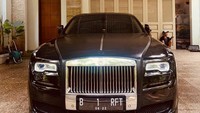 Sebagai informasi, Rolls-Royce Ghost Series merupakan seri terkecil dari model Phantom klasik. Mobil ini menggunakan sekitar 20% bagian yang sama dengan BMW seri 7.(Foto: Instagram @raffinagita1717)