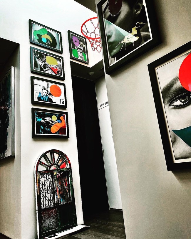 Leader grup idol BIGBANG ini belum lama memamerkan isi rumah barunya, sebuah penthouse di salah satu apartemen mewah. Terlihat bahwa rapper 33 tahun ini memang suka segala sesuatu yang nyeleneh tapi tetap nyeni. Foto: Instagram/@xxxibgdrgn