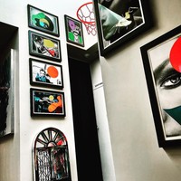 Leader grup idol BIGBANG ini belum lama memamerkan isi rumah barunya, sebuah penthouse di salah satu apartemen mewah. Terlihat bahwa rapper 33 tahun ini memang suka segala sesuatu yang nyeleneh tapi tetap nyeni. Foto: Instagram/@xxxibgdrgn