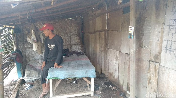 Suprianto (50) seorang pemulung di kawasan pantai Pangandaran