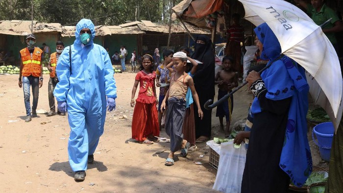 Kamp Etnis Rohingya di Bangladesh Mulai Disusupi Corona Laporan infeksi virus corona pertama dilaporkan penghuni kamp pengungsi Rohingya di Bangladesh pada Kamis (14/5). WHO kini menelusuri awal penularan.
