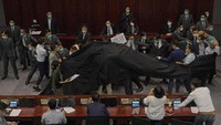 Perkelahian ini dipicu oleh perselisihan mengenai pihak mana yang harus memimpin komite penting.  