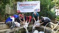 Berbagai bantuan yang disiapkan Pertamina, lanjut Fajriyah, antara lain paket sembako dan vitamin, hygiene kit, paket alat kebersihan, perlengkapan ibadah, paket pemberdayaan panti, makan siap santap, serta penyemprotan disinfektan. Pertamina juga memberikan bantuan untuk pemberdayaan panti seperti alat musik (drum elektrik), bibit dan pakan ikan, mesin jahit, bantuan bahan-bahan menyulam dan menjahit, bahan manik-manik untuk kerajinan tangan dan lain sebagainya. Istimewa/Dok. Pertamina.