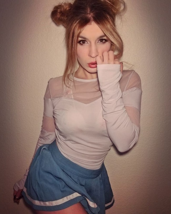 Selama pandemi Corona, game semakin banyak dicari orang untuk mencari hiburan. Kat pun memberikan pendapatnya. Gamer adalah ahli dalam isolasi diri sebelum kriris. Komunitas gaming memberikan dukungan dan pertemanan untuk orang-orang di seluruh dunia. Tidak ada penilaian, hanya orang-orang yang bersenang-senang, ada untuk satu sama lain. Dunia akan menjadi dunia yang seram tanpa itu, kata Kat Gunn. Foto: Instagram @mystikgunn