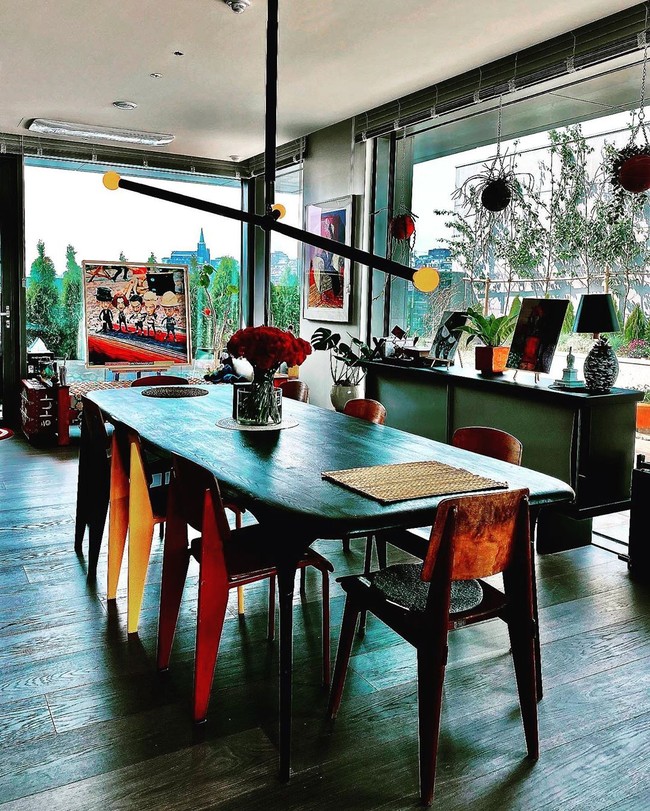 G-Dragon memadukan warna-warna netral dengan palet bold yang tampak kontras. Seperti meja makan dengan kursi merah-kuning sampai pop-art mencolok. Foto: Instagram/@xxxibgdrgn