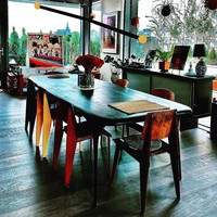 G-Dragon memadukan warna-warna netral dengan palet bold yang tampak kontras. Seperti meja makan dengan kursi merah-kuning sampai pop-art mencolok. Foto: Instagram/@xxxibgdrgn