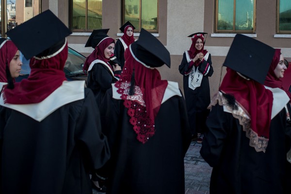 Sejarah pendirian Universitas Al-Azhar dimulai ketika al-Qahira (Kairo) ditaklukkan oleh pasukan Fatimiyah pada 969 M. Setelah penaklukkan, Jenderal Fatimiyah, Jauhari al-Siqilli kemudian membangun sebuah masjid yang dikenal dengan nama awal Jami’ al-Qahira (Masjid Kairo). Chris McGrath/Getty Images. Sejarah pendirian Universitas Al-Azhar dimulai ketika al-Qahira (Kairo) ditaklukkan oleh pasukan Fatimiyah pada 969 M. Setelah penaklukkan, Jenderal Fatimiyah, Jauhari al-Siqilli kemudian membangun sebuah masjid yang dikenal dengan nama awal Jami’ al-Qahira (Masjid Kairo). Chris McGrath/Getty Images.