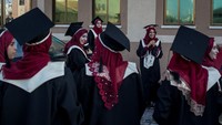 Sejarah pendirian Universitas Al-Azhar dimulai ketika al-Qahira (Kairo) ditaklukkan oleh pasukan Fatimiyah pada 969 M. Setelah penaklukkan, Jenderal Fatimiyah, Jauhari al-Siqilli kemudian membangun sebuah masjid yang dikenal dengan nama awal Jami’ al-Qahira (Masjid Kairo). Chris McGrath/Getty Images.
