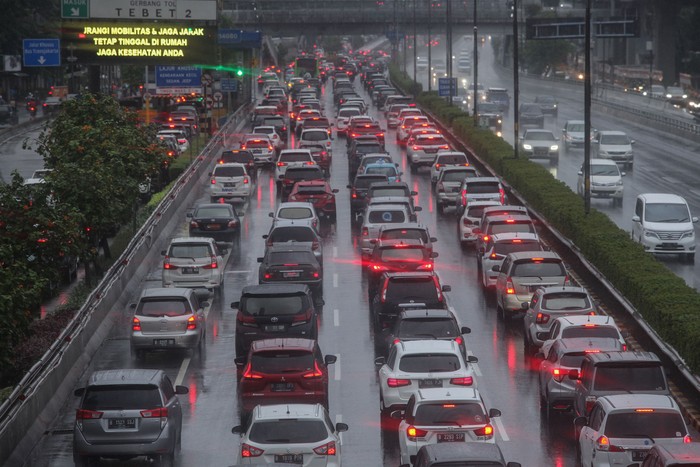 Setelah pagi tadi kemacetan terjadi di Tol Halim yang mengarah ke Tol Dalam Kota, Cawang, Jakarta Timur, Sore ini Kemacetan kembali terjadi di Tol Dalam Kota dan Jalan Gatot Subroto. Ini potretnya.