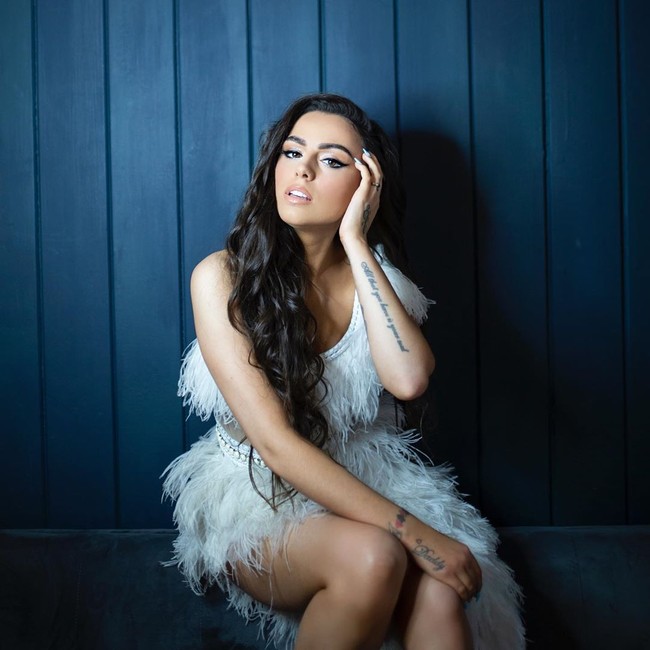 Penyanyi cantik jebolan X Factor Cher Lloyd mengaku justru lebih percaya diri setelah melahirkan. Dia bahkan merasa bangga karena kini memiliki stretch marks.  Foto: Instagram