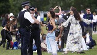 Di Inggris, unjuk rasa anti lockdown berlangsung di Hyde Park di London. AP Photo/Kirsty Wigglesworth.