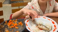 Urusan makanpun, Zaskia tidak kerepotan. Pasalnya anak-anaknya mau makan apa saja meski sederhana. “Shaurnya cukup nasi anget, Cue goreng sama sambel ulek doang buat anak 9tahun ini 🤗❤️,” tulisnya. Foto: Instagram zaskiadyamecca