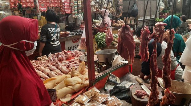 Pedagang daging sapi dan ayam di Pasar Soponyono/