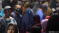 Mereka nampak berbelanja berbagai kebutuhan untuk keperluan Lebaran, seperti baju dan kebutuhan lainnya.