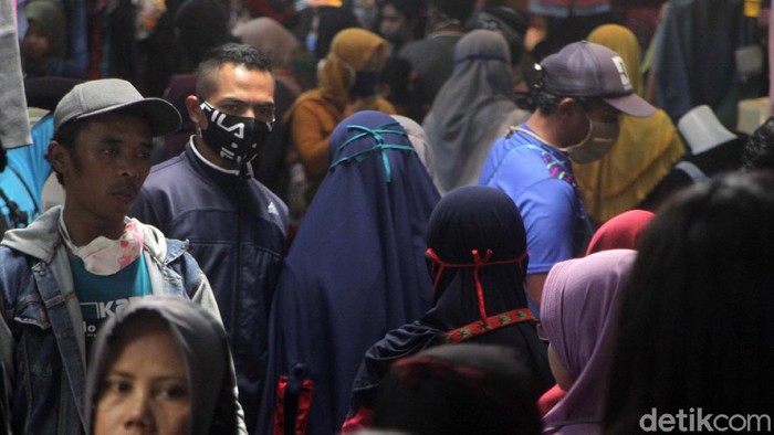 Di tengah penerapan PSBB, Pasar Tanjungsari di Kabupaten Sumedang tetap ramai diserbu warga. Mereka berbelanja kebutuhan jelang hari raya Idul Fitri.