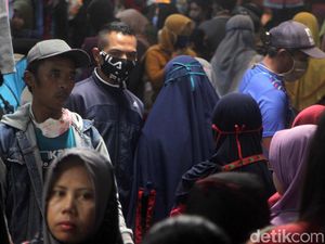 Video Warga Berjejal di Pasar Tanjungsari Sumedang, Abaikan PSBB