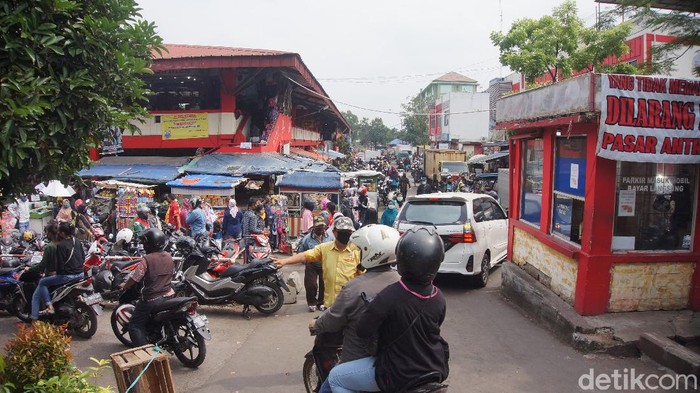 Warga Cimahi Sesaki Pasar Saat Pandemi