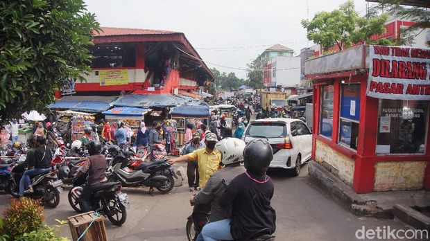 Warga Cimahi Sesaki Pasar Saat Pandemi