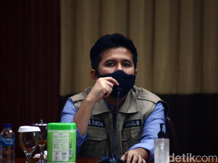 Polisi Surabaya mengungkap kasus pengedaran narkoba dengan barang bukti 100 kg sabu dan 4 ribu butir pil happy five. Wagub Jatim Emil Elestianto Dardak mengapresiasi keberhasilan polisi.