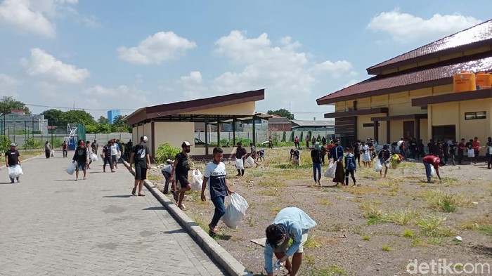 Sebanyak 123 orang diminta menyanyikan lagu Bagimu Negeri dan membersihkan area dapur umum di Mapolresta Sidoarjo. Mereka merupakan pelanggar PSBB Sidoarjo jilid 2.