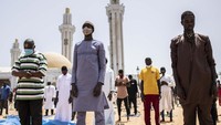 Foto ini diambil di masjid terbesar di Afrika Barat, Masjid Massalikul Jinaan di Dakar, Senegal, Jumat 15 Mei lalu.