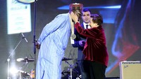 Tumbuh di keluarga akademisi merupakan keberuntungan tersendiri untuk Ebadi, karena kebanyakan perempuan di Iran pada masa itu lebih sering dirumahkan setelah dewasa, namun orang tua Ebadi begitu memperhatikan pendidikan anak-anaknya. Ebadi disekolahkan di dua sekolah menengah, sekolah Anoshiravn Dadgar dan Reza Shah Kabir, tempat ia lulus pada tahun 1965. Victor Boyko/Getty Images.