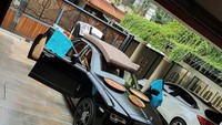 Sebelumnya Denny bahkan menjadikan Rolls-Royce Ghost Series Raffi Ahmad sebagai tempat menjemur kasur dan tampah berisi rengginang.(Foto: Instagram @dennycagur)