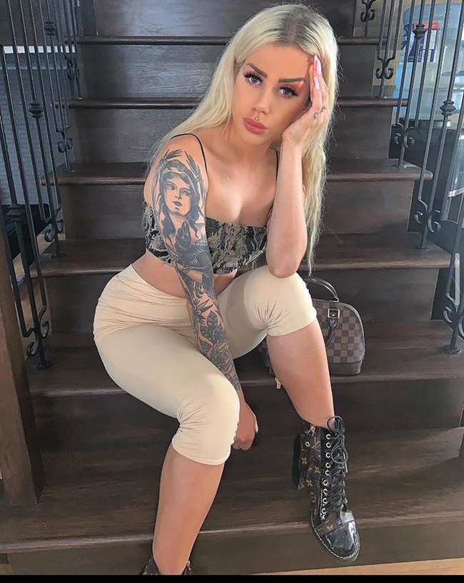 Tapi, ada sesuatu yang sedikit berbeda tentang penampilan Barbie yang berusia 22 tahun ini. Ann memiliki banyak tato di tubuhnya. Foto: Instagram