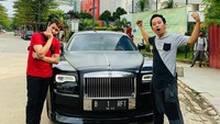 Saat ini Denny memang sedang meminjam Rolls-Royce Ghost Series milik sahabatnya itu.(Foto: Instagram @raffinagita1717)