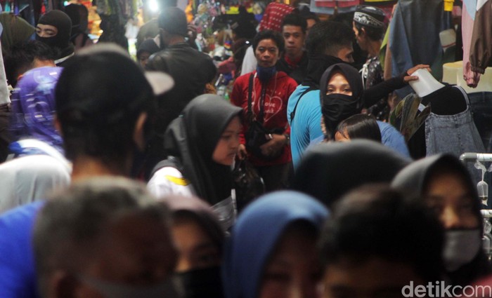 Meski PSBB, Pasar Tanjungsari Sumedang juga Diserbu Warga Di tengah penerapan PSBB, Pasar Tanjungsari di Kabupaten Sumedang tetap ramai diserbu warga. Mereka berbelanja kebutuhan jelang hari raya Idul Fitri.