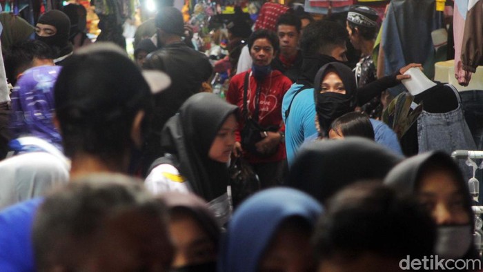 Di tengah penerapan PSBB, Pasar Tanjungsari di Kabupaten Sumedang tetap ramai diserbu warga. Mereka berbelanja kebutuhan jelang hari raya Idul Fitri.