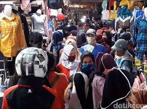 Waduh! Warga Sumedang Serbu Pasar di Tengah PSBB