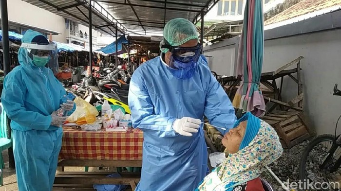 Pemkab Cirebon gelar tes swab massal di pasar tradisional