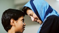 Setelah lulus dari sekolah menengah, Ebadi masuk sekolah hukum di Universitas Tehran pada usia 18 tahun. Dari awal masuk kuliah, ia telah bercita-cita untuk menjadi hakim. Pada saat yang bersamaan, pengaruh westernisasi dan industrialisasi di Iran sedang mengalami peningkatan akibat kebijakan Revolusi Putih 1963 (Ahmad, 2004: 260). Gedung-gedung tinggi, pabrik-pabrik dibangun dimana-mana dan majalah Barat pun dapat dengan mudah ditemukan di pinggir jalan.  Micheline Pelletier/Corbis via Getty Images.
