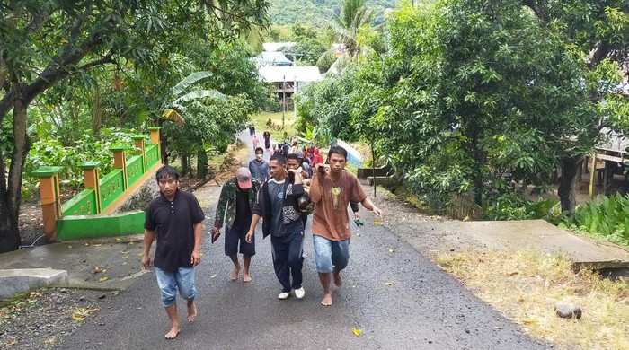 Evakuasi jasad pria diduga korban pembunuhan yang ditemukan di kebun kacang di Barru, Sulsel (dok. Istimewa)