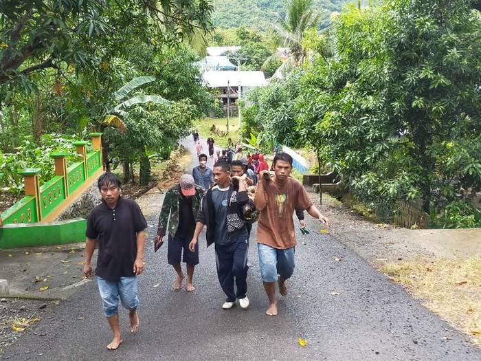 Evakuasi jasad pria diduga korban pembunuhan yang ditemukan di kebun kacang di Barru, Sulsel (dok. Istimewa)