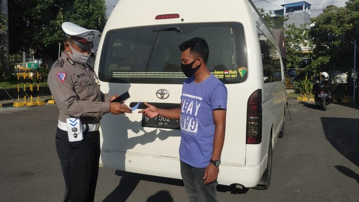 Polisi Amankan Dua Mobil Travel Bodong Angkut Pemudik di ASDP Ketapang