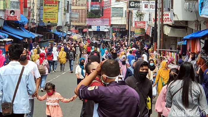 Warga Sukabumi berburu baju lebaran di pusat perbelanjaan yang hanya buka 3,5 jam