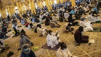Jemaah sufi Mouride brotherhood ini mengikti salat Jumat dengan menjaga jarak.