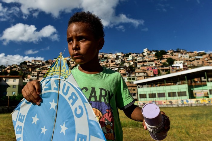 Asyiknya Anak-anak di Brasil Bermain Layang-layang Wabah Corona yang tengah melanda Brasil tak menghapus keceriaan anak-anak di negara itu. Keceriaan mereka terlihat saat tengah asyik bermain layang-layang.